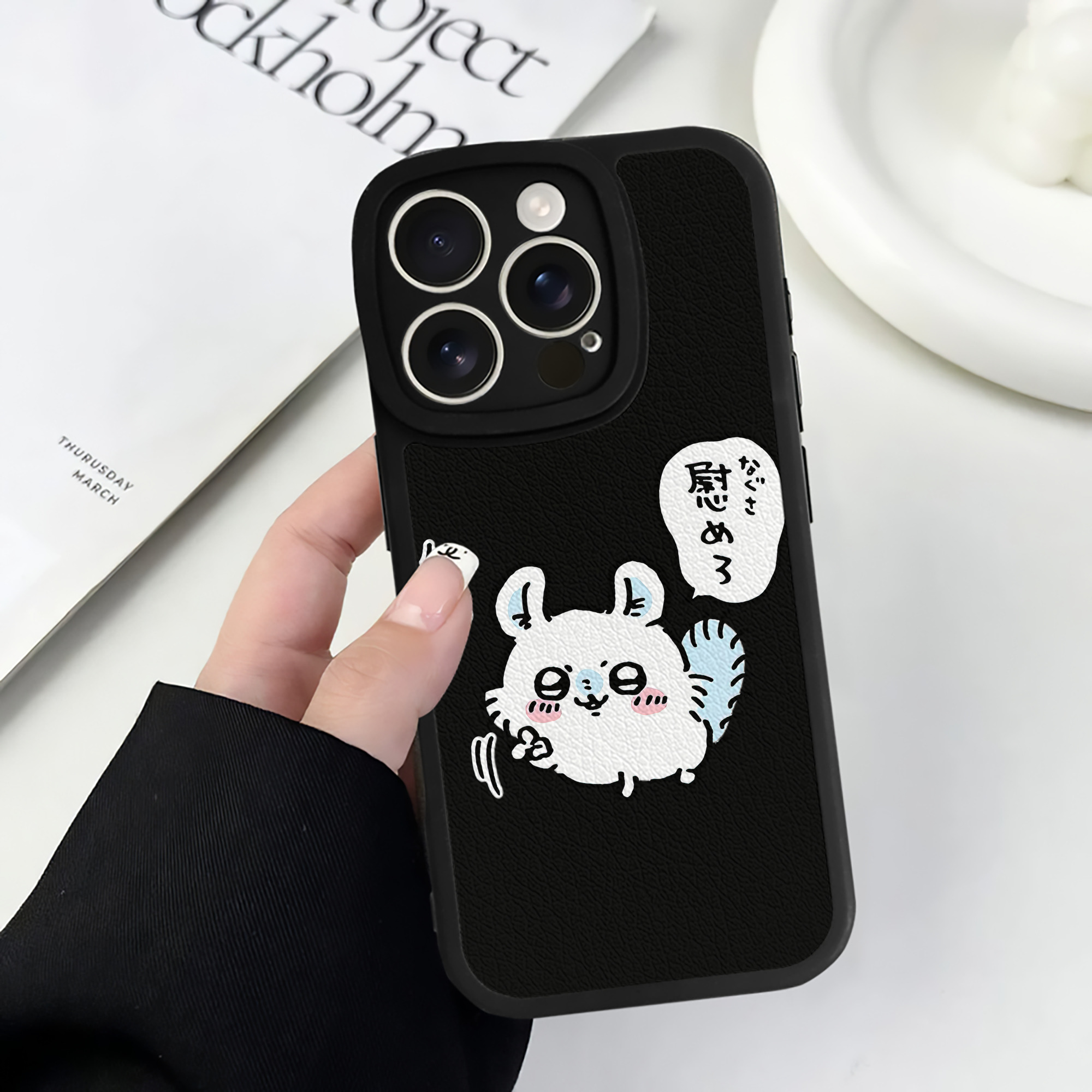 （画像用） ちいかわ モモンガ Chii-kawa Momonga 【iPhone 16シリーズ対応】シリコンスマホケース（レザー調） 材質：シリコン